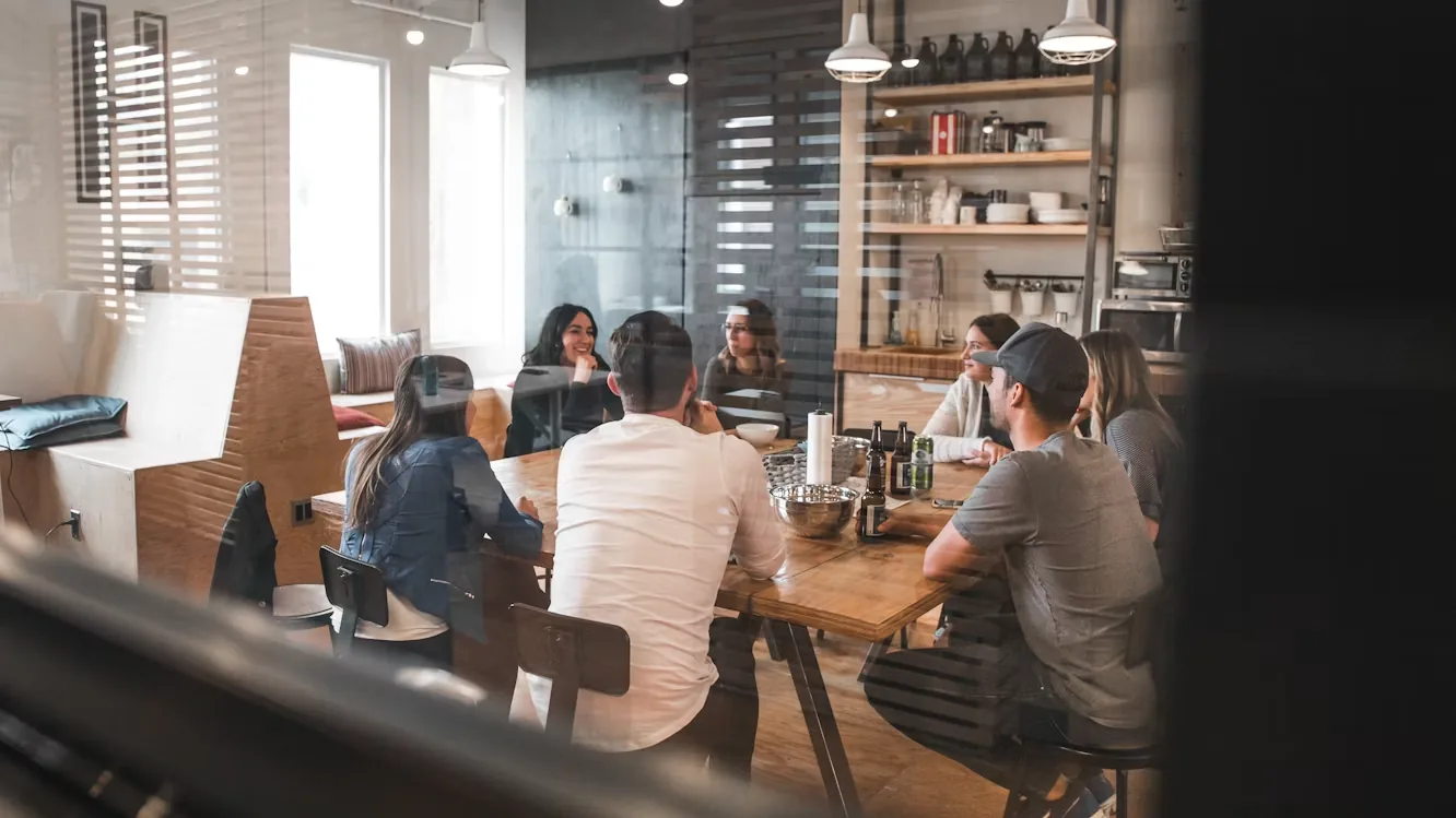 Team in einem modernen Büro, Datenschutz digital statt im Aktenschrank